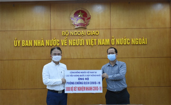 Người Việt tại UAE ủng hộ 3.000 bộ kit xét nghiệm nhanh kháng nguyên Covid-19 Người Việt tại UAE ủng hộ 3.000 bộ kit xét nghiệm nhanh kháng nguyên Covid-19