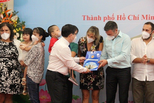 Việt Nam trao Quyết định nuôi con nuôi cho 91 gia đình từ châu Âu Việt Nam trao Quyết định nuôi con nuôi cho 91 gia đình từ châu Âu
