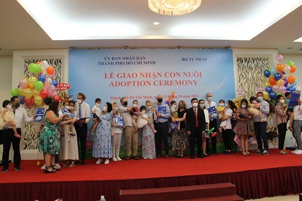 Việt Nam trao Quyết định nuôi con nuôi cho 91 gia đình từ châu Âu Việt Nam trao Quyết định nuôi con nuôi cho 91 gia đình từ châu Âu