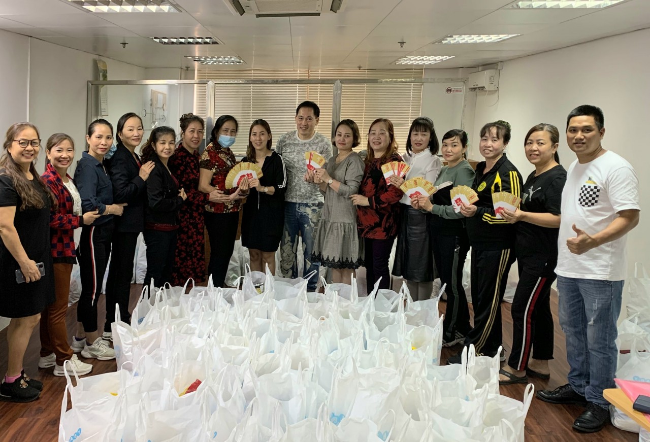 Hiệp hội Người Việt Nam tại Macau (Trung Quốc) trao 300 phần quà hỗ trợ hoàn cảnh khó khăn