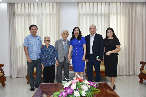Thứ trưởng Lê Thị Thu Hằng tiếp Giáo sư Trần Thanh Vân và phu nhân Thứ trưởng Lê Thị Thu Hằng tiếp Giáo sư Trần Thanh Vân và phu nhân