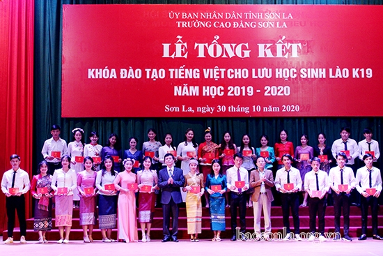Trường Cao đẳng Sơn La trao chứng chỉ tiếng Việt cho 184 lưu học sinh Lào Trường Cao đẳng Sơn La trao chứng chỉ tiếng Việt cho 184 lưu học sinh Lào
