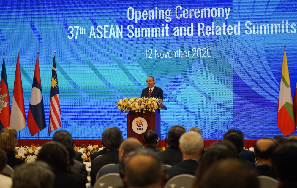 Thủ tướng Nguyễn Xuân Phúc: Đoàn kết và tự cường, ASEAN sẽ vững vàng vượt lên các thách thức Thủ tướng Nguyễn Xuân Phúc: Đoàn kết và tự cường, ASEAN sẽ vững vàng vượt lên các thách thức