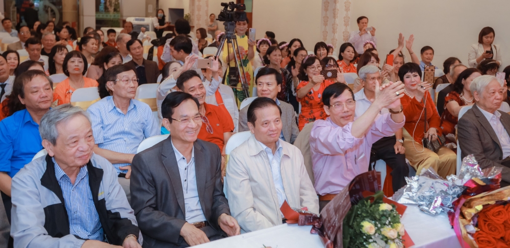 Kỉ niệm 6 năm UNESCO vinh danh Dân ca Ví, Giặm Nghệ Tĩnh là văn hóa phi vật thể của nhân loại Kỉ niệm 6 năm UNESCO vinh danh Dân ca Ví, Giặm Nghệ Tĩnh là văn hóa phi vật thể của nhân loại