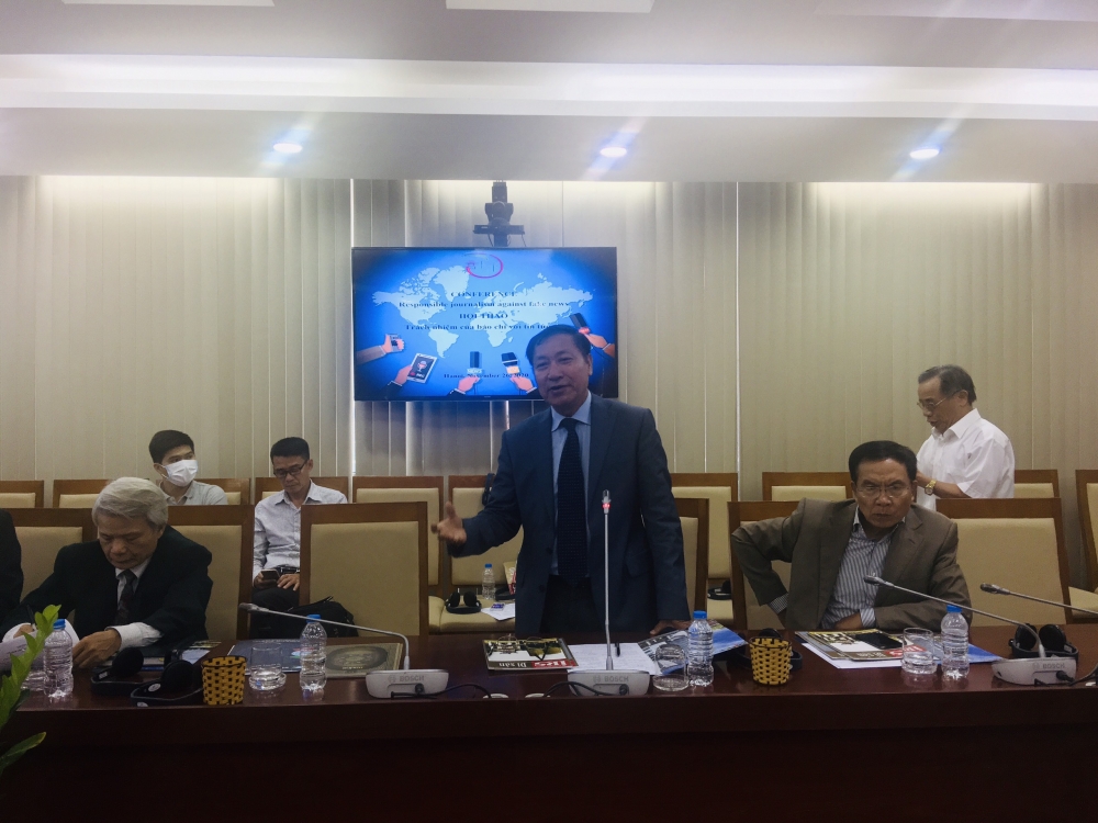 Các chuyên gia, đại sứ bàn biện pháp đối phó với tin giả Các chuyên gia, đại sứ bàn biện pháp đối phó với tin giả