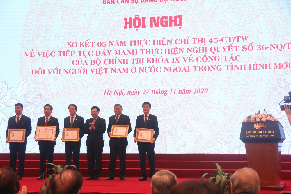 Thực hiện công tác về người Việt Nam ở nước ngoài là nhiệm vụ của cả hệ thống chính trị và của toàn dân Thực hiện công tác về người Việt Nam ở nước ngoài là nhiệm vụ của cả hệ thống chính trị và của toàn dân