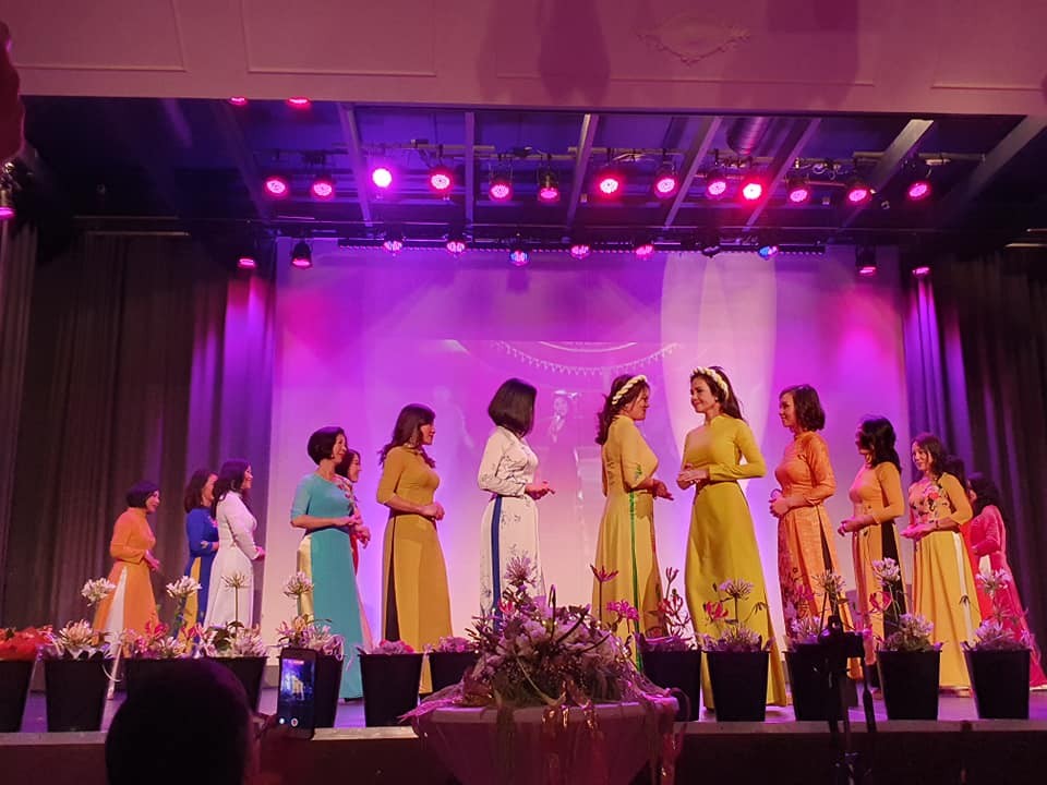 Ấm áp tình quê hương tại đêm gala Ấm áp tình quê hương tại đêm gala