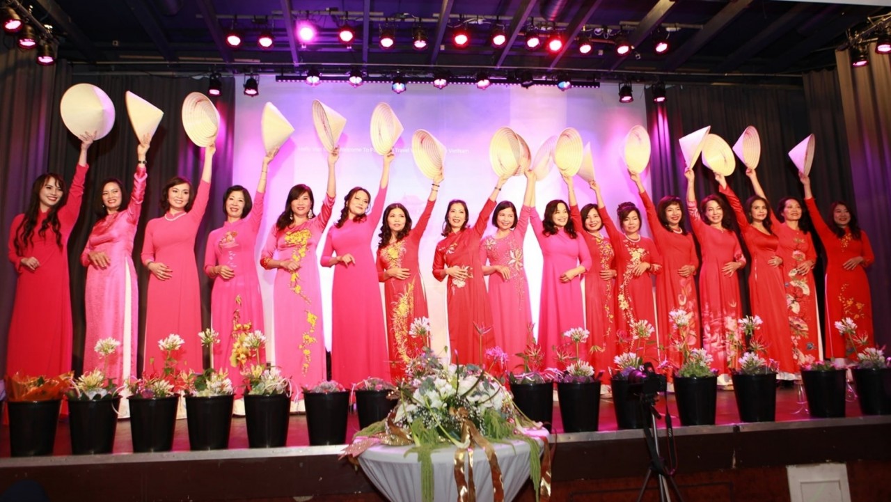 Ấm áp tình quê hương tại đêm gala Ấm áp tình quê hương tại đêm gala
