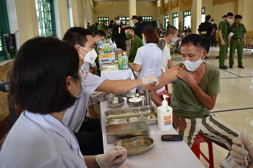 Tiêm vaccine phòng COVID-19 cho hàng chục ngàn phạm nhân Tiêm vaccine phòng COVID-19 cho hàng chục ngàn phạm nhân