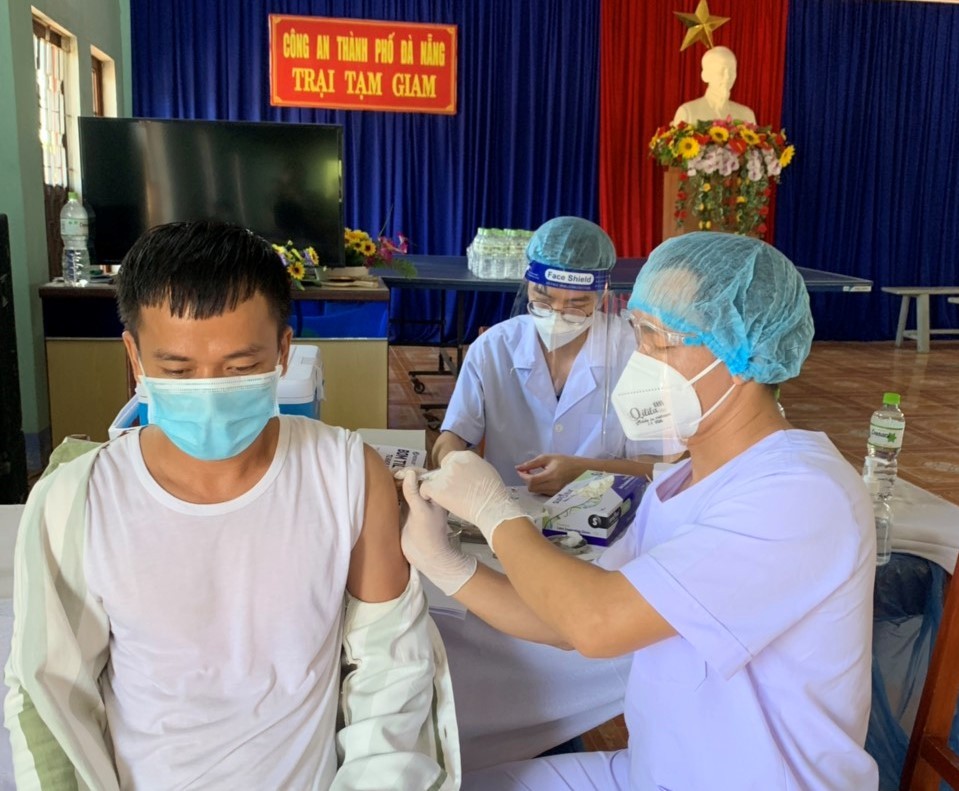 Tiêm vaccine phòng COVID-19 cho hàng chục ngàn phạm nhân Tiêm vaccine phòng COVID-19 cho hàng chục ngàn phạm nhân