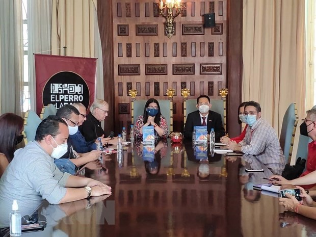 Thể hiện tình hữu nghị, đoàn kết Việt Nam-Venezuela thông qua điệu múa, bài hát, ẩm thực Thể hiện tình hữu nghị, đoàn kết Việt Nam-Venezuela thông qua điệu múa, bài hát, ẩm thực