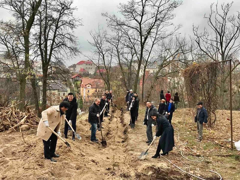 Trồng tre tại “Vườn thiên nhiên và văn hoá Việt Nam” tại Ukraine Trồng tre tại “Vườn thiên nhiên và văn hoá Việt Nam” tại Ukraine