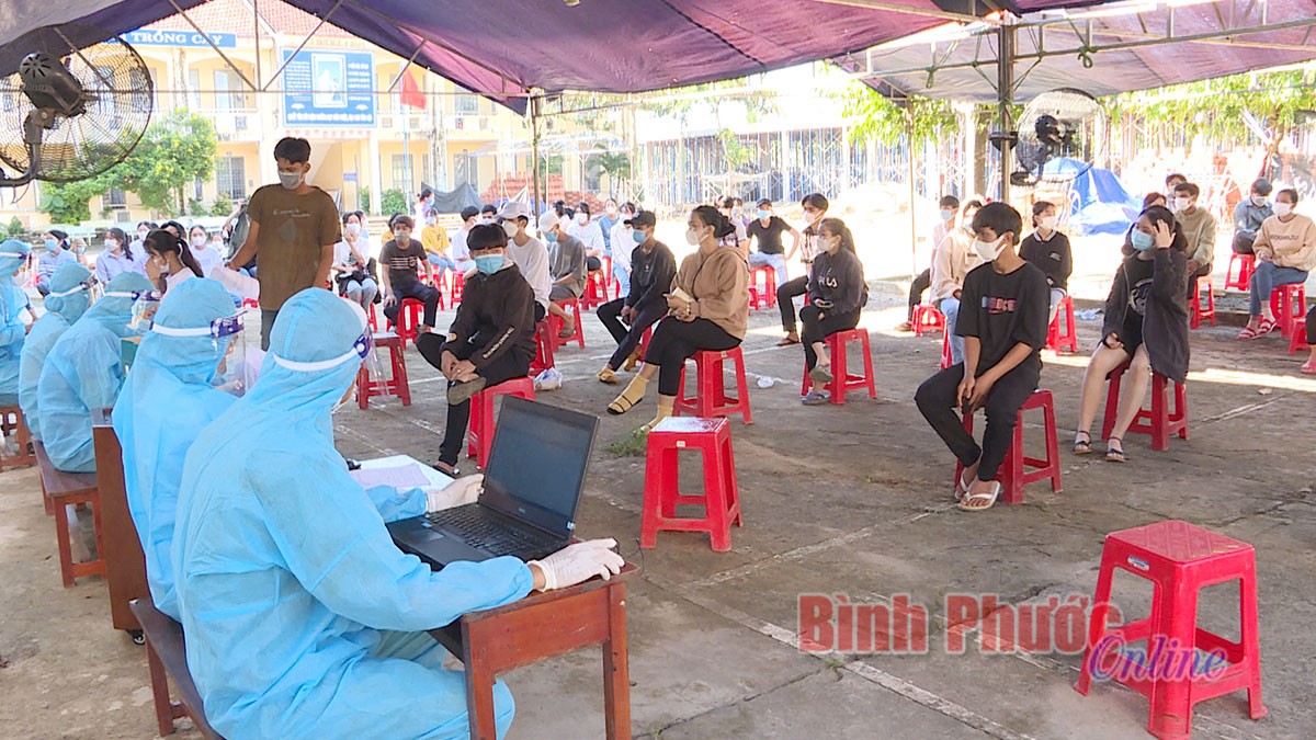 Bình Phước: Tiêm vaccine phòng COVID-19 cho trẻ em vùng biên giới Bình Phước: Tiêm vaccine phòng COVID-19 cho trẻ em vùng biên giới