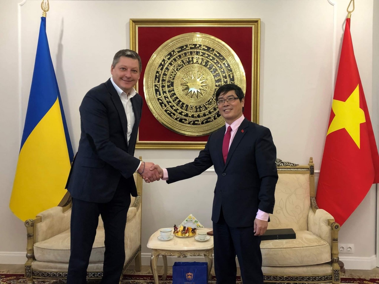 Dựng tượng Chủ tịch Hồ Chí Minh tại Kiev nhân kỷ niệm 30 năm quan hệ ngoại giao hai nước Dựng tượng Chủ tịch Hồ Chí Minh tại Kiev nhân kỷ niệm 30 năm quan hệ ngoại giao hai nước
