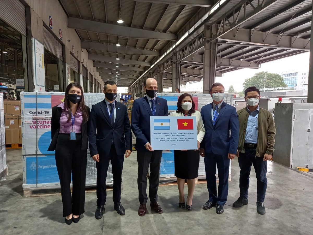 Argentina trao tặng Việt Nam 500.000 liều vaccine AstraZeneca Argentina trao tặng Việt Nam 500.000 liều vaccine AstraZeneca