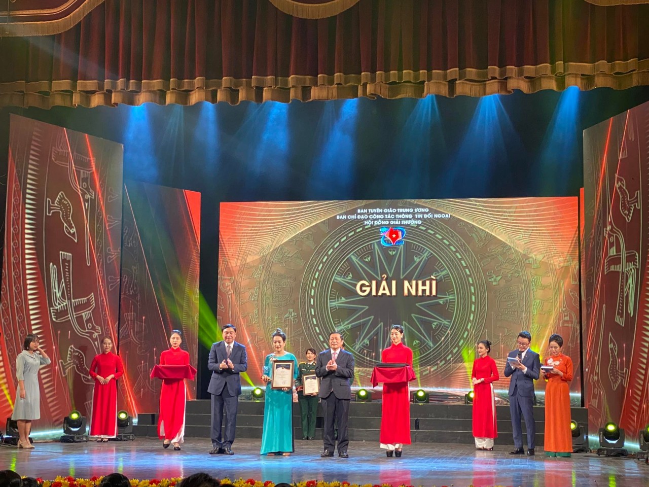 Tạp chí Thời Đại được trao 2 giải tại Giải thưởng toàn quốc về thông tin đối ngoại lần thứ VII Tạp chí Thời Đại được trao 2 giải tại Giải thưởng toàn quốc về thông tin đối ngoại lần thứ VII