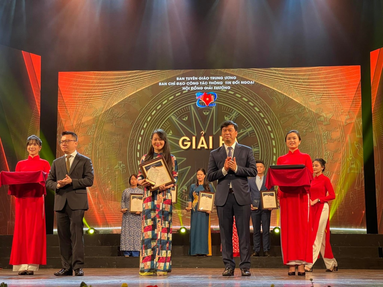 Tạp chí Thời Đại được trao 2 giải tại Giải thưởng toàn quốc về thông tin đối ngoại lần thứ VII Tạp chí Thời Đại được trao 2 giải tại Giải thưởng toàn quốc về thông tin đối ngoại lần thứ VII