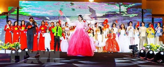 Trình diễn thời trang nhân dịp kỷ niệm 29 năm thiết lập quan hệ ngoại giao Việt Nam-Hàn Quốc Trình diễn thời trang nhân dịp kỷ niệm 29 năm thiết lập quan hệ ngoại giao Việt Nam-Hàn Quốc