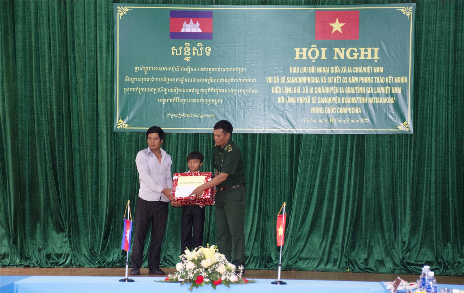 Đại diện Đồn Biên phòng Ia Chía tặng quà và trao học bổng cho em Rah Lan Mương (làng Phí, xã Sê San) từ Chương trình “Nâng bước em đến trường”. Ảnh: Đ. Y
