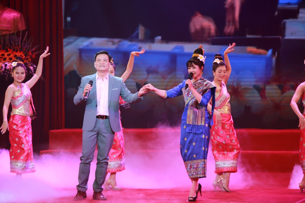 Việt Nam luôn tự hào có người bạn Lào thủy chung son sắt và cùng chung chí hướng Việt Nam luôn tự hào có người bạn Lào thủy chung son sắt và cùng chung chí hướng
