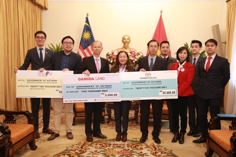 Đại sứ quán Malaysia ủng hộ người dân miền Trung bị thiệt hai do lũ lụt