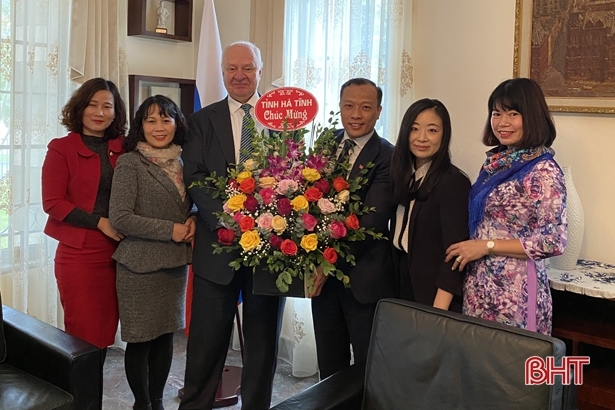 Hà Tĩnh chúc mừng Noel và năm mới các đại sứ quán, các tổ chức quốc tế, phi chính phủ tại Việt Nam Hà Tĩnh chúc mừng Noel và năm mới các đại sứ quán, các tổ chức quốc tế, phi chính phủ tại Việt Nam