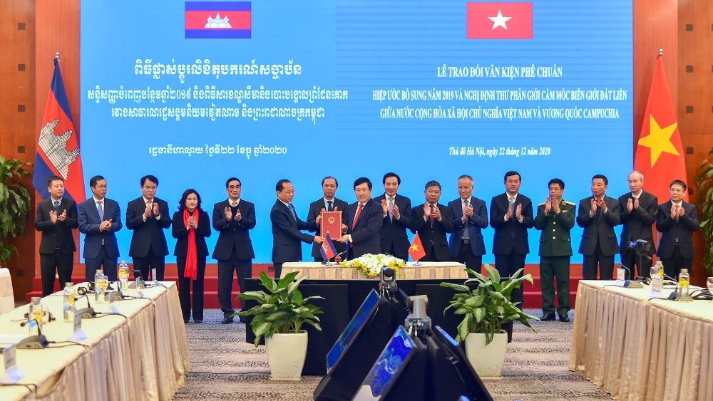 Hoàn tất hai văn kiện pháp lý ghi nhận thành quả phân giới cắm mốc biên giới trên đất liền Việt Nam - Campuchia Hoàn tất hai văn kiện pháp lý ghi nhận thành quả phân giới cắm mốc biên giới trên đất liền Việt Nam - Campuchia
