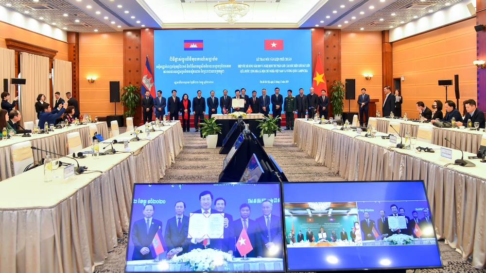 Hoàn tất hai văn kiện pháp lý ghi nhận thành quả phân giới cắm mốc biên giới trên đất liền Việt Nam - Campuchia Hoàn tất hai văn kiện pháp lý ghi nhận thành quả phân giới cắm mốc biên giới trên đất liền Việt Nam - Campuchia