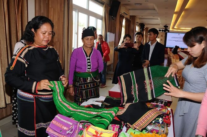 Phụ nữ dân tộc thiểu số Đắk Nông thoát nghèo nhờ kinh doanh trên mạng Phụ nữ dân tộc thiểu số Đắk Nông thoát nghèo nhờ kinh doanh trên mạng
