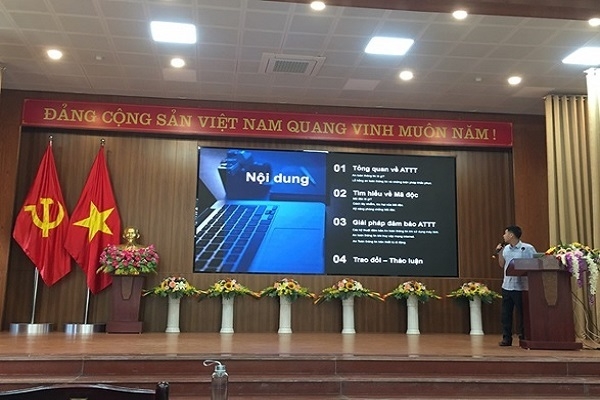 Nâng cao kiến thức cho cán bộ điện lực, thuỷ điện tránh các chiêu trò lừa đảo, tự bảo vệ mình trên mạng xã hội Nâng cao kiến thức cho cán bộ điện lực, thuỷ điện tránh các chiêu trò lừa đảo, tự bảo vệ mình trên mạng xã hội