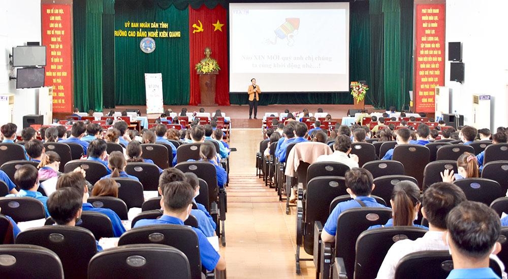 Tập huấn kỹ năng nhận diện thông tin trên mạng xã hội cho cán bộ đoàn viên, thanh thiếu niên, người lao động Tập huấn kỹ năng nhận diện thông tin trên mạng xã hội cho cán bộ đoàn viên, thanh thiếu niên, người lao động