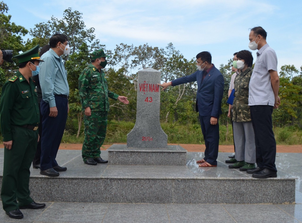 Xây dựng đường biên giới hòa bình, ổn định, hữu nghị và hợp tác phát triển với nước láng giềng Xây dựng đường biên giới hòa bình, ổn định, hữu nghị và hợp tác phát triển với nước láng giềng