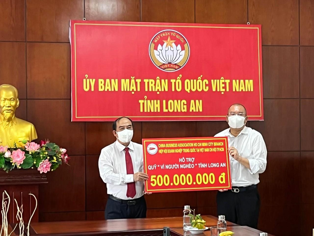 Hiệp hội doanh nghiệp Trung Quốc chi hội TP.HCM ủng hộ 1 tỷ đồng cho người nghèo, trẻ em tỉnh Long An Hiệp hội doanh nghiệp Trung Quốc chi hội TP.HCM ủng hộ 1 tỷ đồng cho người nghèo, trẻ em tỉnh Long An