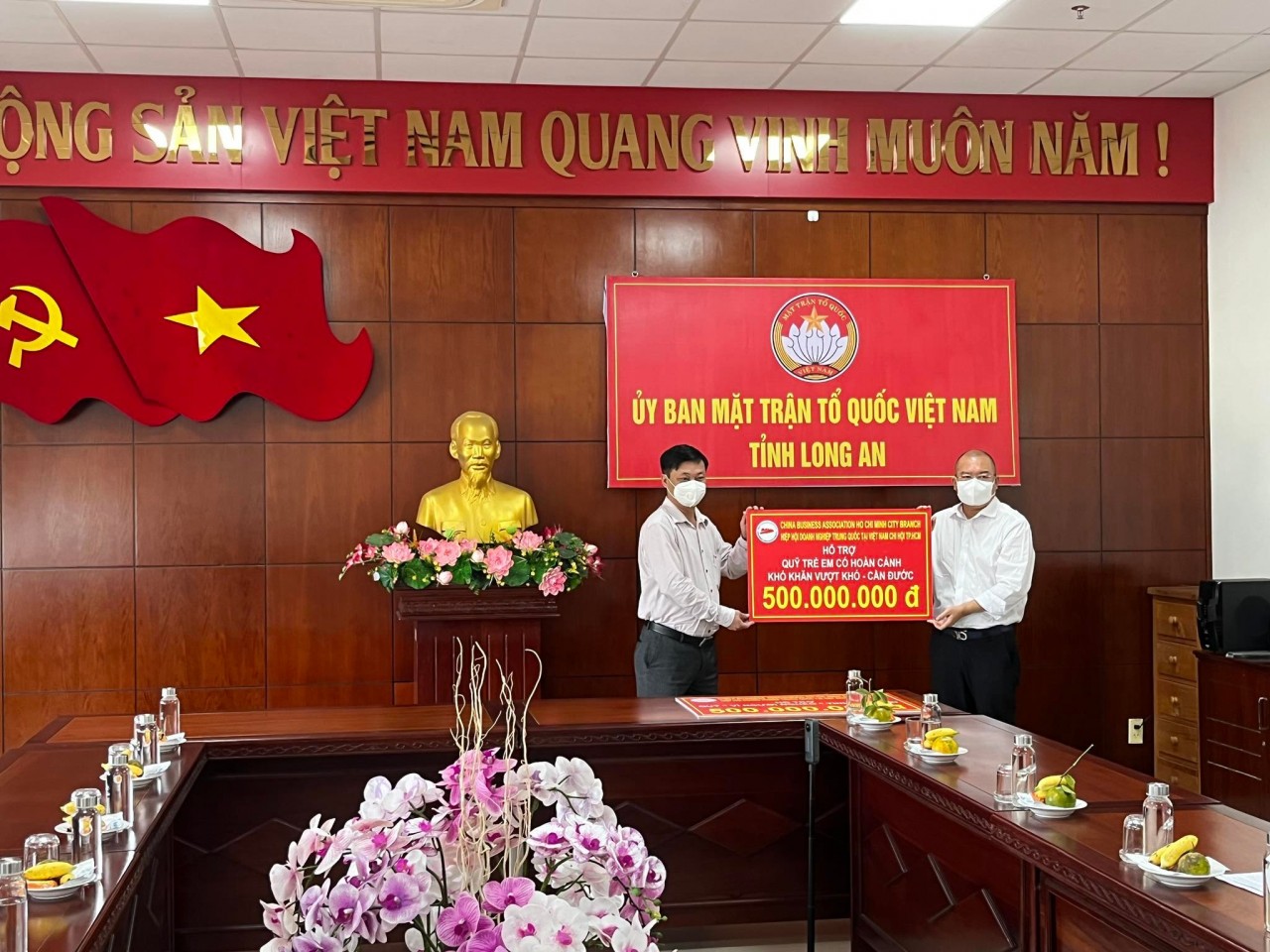 Hiệp hội doanh nghiệp Trung Quốc chi hội TP.HCM ủng hộ 1 tỷ đồng cho người nghèo, trẻ em tỉnh Long An Hiệp hội doanh nghiệp Trung Quốc chi hội TP.HCM ủng hộ 1 tỷ đồng cho người nghèo, trẻ em tỉnh Long An