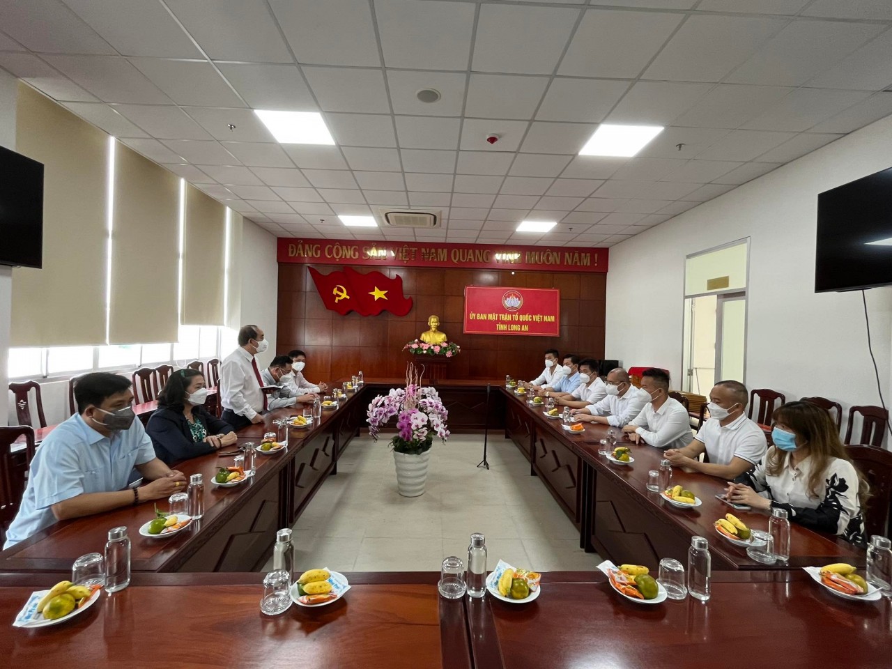 Hiệp hội doanh nghiệp Trung Quốc chi hội TP.HCM ủng hộ 1 tỷ đồng cho người nghèo, trẻ em tỉnh Long An Hiệp hội doanh nghiệp Trung Quốc chi hội TP.HCM ủng hộ 1 tỷ đồng cho người nghèo, trẻ em tỉnh Long An
