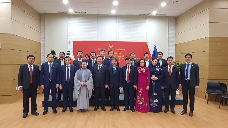 Chủ tịch Quốc hội thăm, đặt biển tên trụ sở mới Đại sứ quán Việt Nam tại Hàn Quốc Chủ tịch Quốc hội thăm, đặt biển tên trụ sở mới Đại sứ quán Việt Nam tại Hàn Quốc