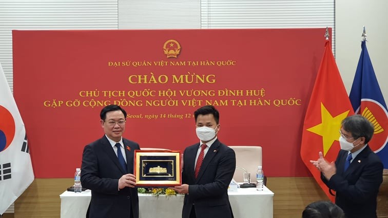 Chủ tịch Quốc hội thăm, đặt biển tên trụ sở mới Đại sứ quán Việt Nam tại Hàn Quốc Chủ tịch Quốc hội thăm, đặt biển tên trụ sở mới Đại sứ quán Việt Nam tại Hàn Quốc