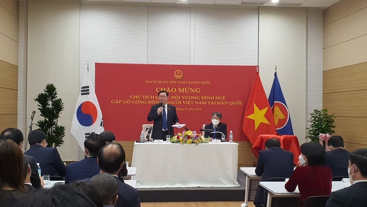 Chủ tịch Quốc hội thăm, đặt biển tên trụ sở mới Đại sứ quán Việt Nam tại Hàn Quốc Chủ tịch Quốc hội thăm, đặt biển tên trụ sở mới Đại sứ quán Việt Nam tại Hàn Quốc