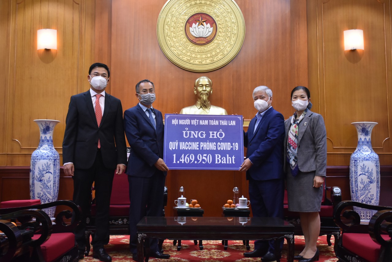 Kiều bào 5 nước ủng hộ hơn 3 tỷ đồng phòng, chống COVID-19 Kiều bào 5 nước ủng hộ hơn 3 tỷ đồng phòng, chống COVID-19