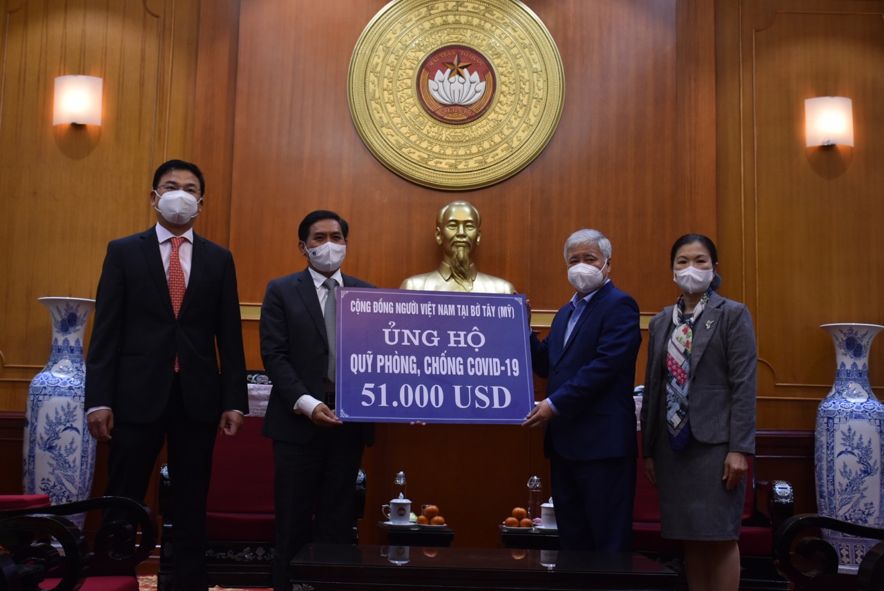 Kiều bào 5 nước ủng hộ hơn 3 tỷ đồng phòng, chống COVID-19 Kiều bào 5 nước ủng hộ hơn 3 tỷ đồng phòng, chống COVID-19