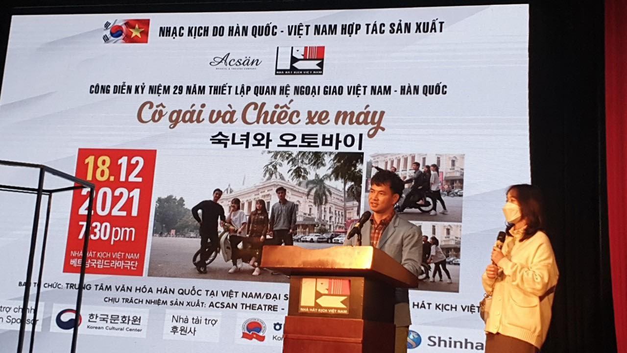 Công chiếu vở diễn “Cô gái và chiếc xe máy” nhân kỷ niệm 29 năm quan hệ ngoại giao Việt Nam - Hàn Quốc Công chiếu vở diễn “Cô gái và chiếc xe máy” nhân kỷ niệm 29 năm quan hệ ngoại giao Việt Nam - Hàn Quốc