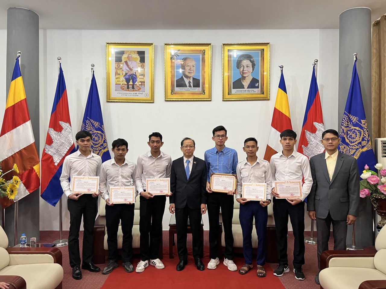 Campuchia tri ân các cá nhân Việt Nam đóng góp cho Đại sứ quán và Ban chấp hành Hội sinh viên Campuchia tại Việt Nam Campuchia tri ân các cá nhân Việt Nam đóng góp cho Đại sứ quán và Ban chấp hành Hội sinh viên Campuchia tại Việt Nam