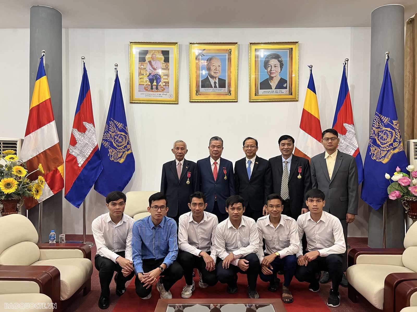 Campuchia tri ân các cá nhân Việt Nam đóng góp cho Đại sứ quán và Ban chấp hành Hội sinh viên Campuchia tại Việt Nam Campuchia tri ân các cá nhân Việt Nam đóng góp cho Đại sứ quán và Ban chấp hành Hội sinh viên Campuchia tại Việt Nam