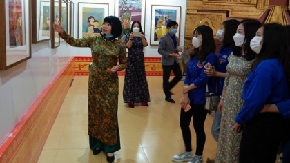 青年沿着胡伯伯足迹的宣传画展在广平省开展