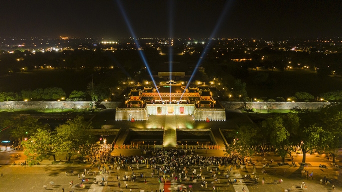 在顺化皇城夜市欣赏表演和品尝美食 在顺化皇城夜市欣赏表演和品尝美食