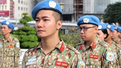 为首批参加联合国维和任务的工兵队出征仪式做好准备