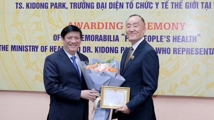 越南卫生部向世卫组织驻越南首席代表朴启东授予“致力于人民健康”纪念章