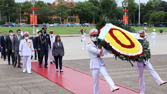越共中央总书记阮富仲与希腊总统卡特里娜·萨克拉罗普卢举行会谈