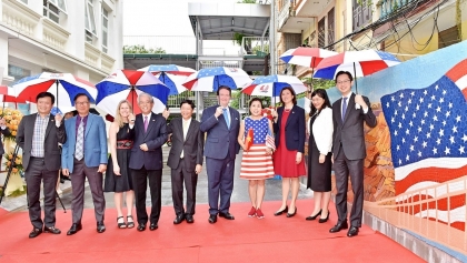 展现越南与美国自然遗产和文化之美的“越美友谊”陶片画儿