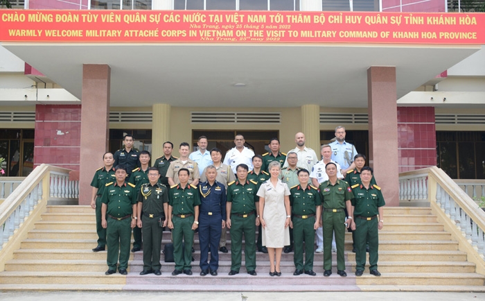 各国的国防武官代表团对越南陆军学院进行工作访问 各国的国防武官代表团对越南陆军学院进行工作访问